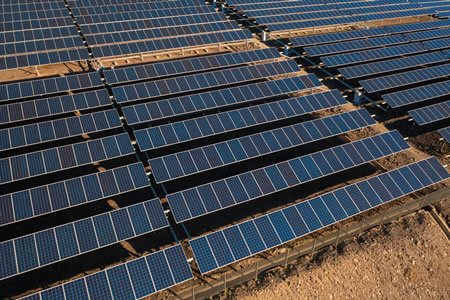 Painéis solares em uma fazenda solar