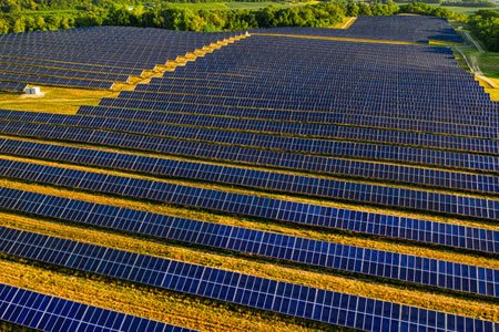 Vista aérea de uma grande fazenda solar